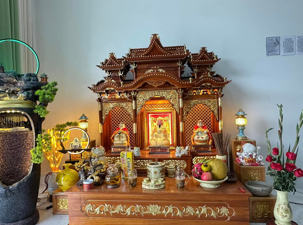 Bộ Bàn Thờ Thần Tài Hiện Đại Sứ Trắng Viền Vàng